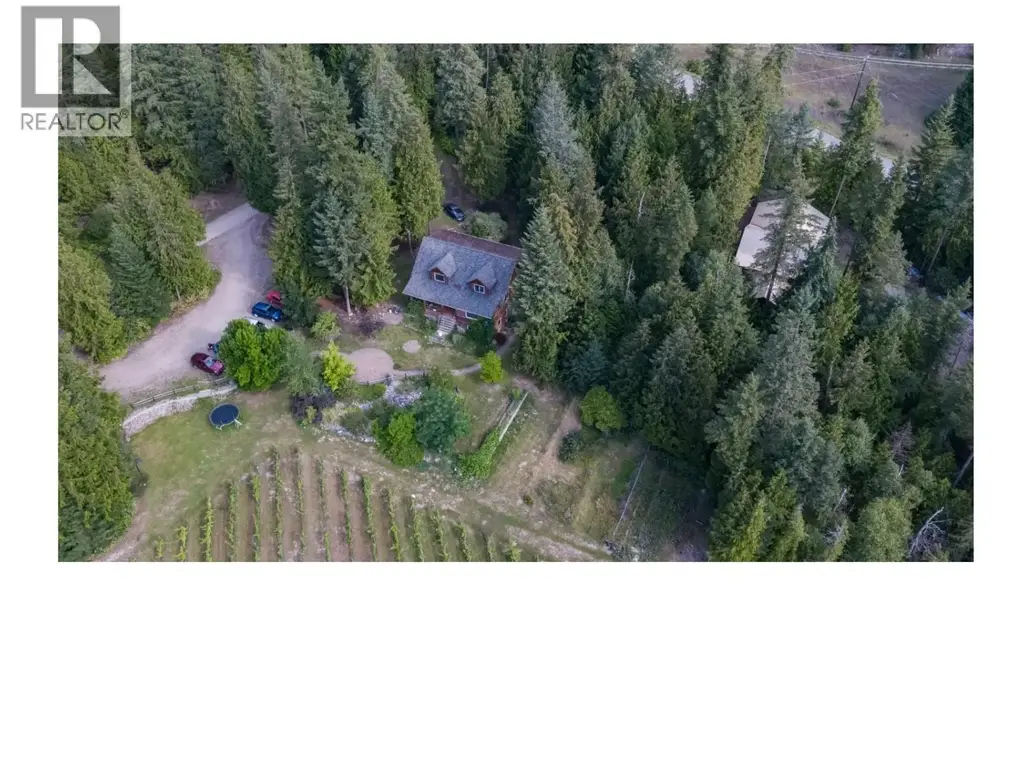 2302 Skimikin Road, Tappen